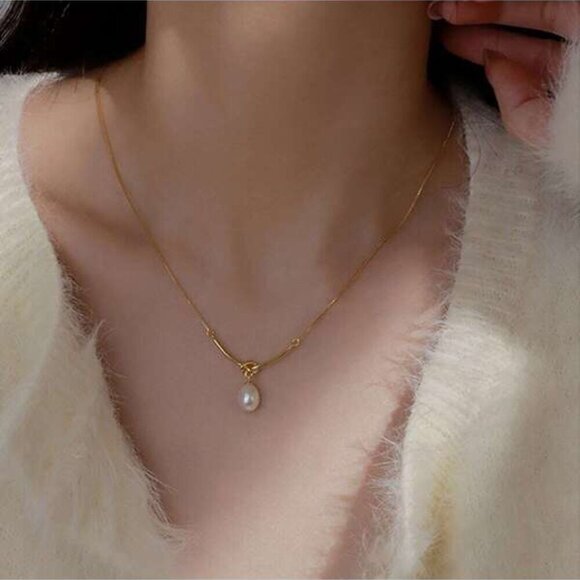 18K Gold-Filled Necklace with Knot and Freshwater Pearl pendant - Picture 3 of 3